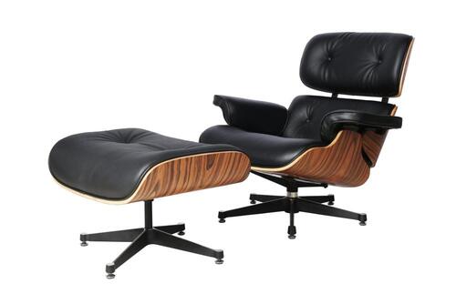 Lote 3 - CHARLES & RAY EAMES, LOUNGE CHAIR - Lounge Chair & Ottoman, Cadeira de DESIGN Charles Eames, reprodução composta por poltrona e repousa pés. Cadeira original tem um pvp de € 8.964. Cadeira e repousa pés estofados a pele sintética preta com estrut