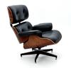 Lote 3 - CHARLES & RAY EAMES, LOUNGE CHAIR - Lounge Chair & Ottoman, Cadeira de DESIGN Charles Eames, reprodução composta por poltrona e repousa pés. Cadeira original tem um pvp de € 8.964. Cadeira e repousa pés estofados a pele sintética preta com estrut - 3