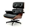 Lote 3 - CHARLES & RAY EAMES, LOUNGE CHAIR - Lounge Chair & Ottoman, Cadeira de DESIGN Charles Eames, reprodução composta por poltrona e repousa pés. Cadeira original tem um pvp de € 8.964. Cadeira e repousa pés estofados a pele sintética preta com estrut - 5