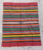 Lote 1 - TAPETE KILIM TRADICIONAL TURCO COM 200 X 156 CM - Tapede de lã Kilim, da Turquia, com os padrões de riscas em plocromia característicos. Dimensões: 200 x 156 cm. Nota: