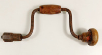 Lote 13 - ARCO DE PUA ANTIGO - Arco de pua da primeira metade do século XX com pegas em madeira. Peça de grande valor decorativo. Pequenas faltas e sinais de uso. Comprimento: 36 cm