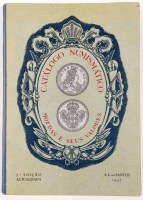 Lote 17 - CATÁLOGO NUMISMÁTICO A.L. DOS SANTOS 1947 - Mítico catálogo numismático de António Lopes dos Santos, exemplar nº 104 de tiragem numerada e assinada pelo autor. Exemplar em geral bem conservado, mas com os cantos dianteiros amolgados e outros peq