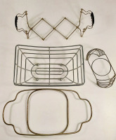 Lote 75 - FRUTEIRA E TRÊS SUPORTES METÁLICOS - Conjunto composto por fruteira e três suportes metálicos para taças e travessas, dos quais um extensível com pegas nas extremidades. Sinais de uso. Comprimento do maior: 47 cm