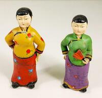 Lote 88 - PAR DE FIGURAS DE MULHERES CHINESAS EM TRAJES TRADICIONAIS - Conjunto composto por duas figuras em material compósito pintadas à mão em policromia, representando mulheres chinesas nos seus trajes tradicionais. Mínimos sinais de uso. Altura (da m