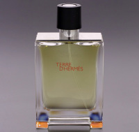 Lote 94 - HERMÈS PARIS, FRASCO DE PERFUME - Eau de Toilette "Terre D`Hermès”, Made in France, 100 ml. Nota: sem uso, com tampa, sem caixa