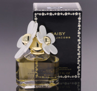 Lote 95 - MARC JACOBS, FRASCO DE PERFUME - Eau de Toilette "Daisy", Made in France, 50 ml. Nota: sem uso, caixa não selada