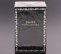 Lote 100 - MARC JACOBS, FRASCO DE PERFUME - Eau de Toilette "Daisy", Made in France, 50 ml. Nota: sem uso, caixa selada