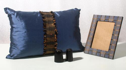 Lote 3 - ARTIGOS DECORAÇÃO, Casa FERTINI - Conjunto composto por almofada em seda natural em tons de azul, dourado e preto (26*45cm) + Moldura em seda natural em tons de azul e dourado para foto 10*15cm + saleiro e pimenteio em osso preto. Nota: Bom estad