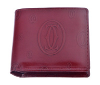 Lote 1 - CARTIER PARIS, CARTEIRA PARA NOTAS/CARTÕES/MOEDAS EM PELE - Modelo Original em pele bordeaux com logótipo em relevo, marca gravada, interior compartimentado. Modelo similar à venda por € 600. Dim: 10x11x2 cm. Nota: sem uso. Consultar valor indica