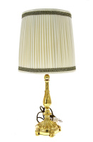 Lote 3 - GM LAMPADARI ARTISTICI, MILANO, CANDEEIRO DE MESA - Modelo em metal dourado com decoração vegetalista em relevo, base redonda relevada. Com abat-jour em seda bege e remate em gorgorão dourado. Dim: 60 cm (altura). Nota: sinais de uso