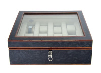 Lote 6 - AGRESTI, CAIXA PARA RELÓGIOS - Made in Italy, em madeira lacada a negro e castanho, tampa de levantar em vidro. Interior forrado e compartimentado para 12 relógios. Dim: 13x29x27 cm. Nota: sinais de uso, com chave, falta uma almofada