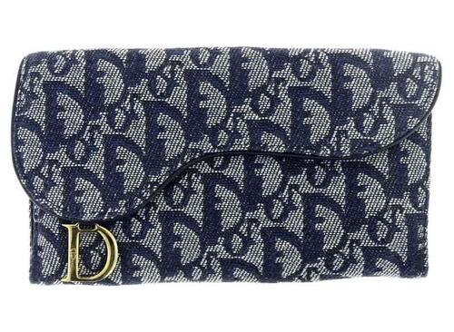 Lote 10 - DIOR, SADDLE LOTUS WALLET - Carteira para notas, cartões e moedas, modelo Saddle Lotus em tela de jacquard Dior Oblique azul e pele azul, com a icónica aba assimétrica e o estribo D em metal com acabamento dourado, marca gravada. Interior compar