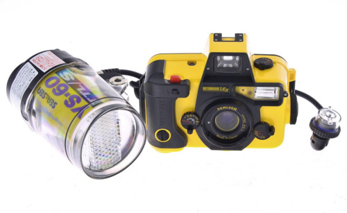 Lote 11 - SEA&SEA, MÁQUINA FOTOGRÁFICA SUBAQUÁTICA COM FLASH - Máquina fotográfica estanque modelo Motormarine II EX, objectiva 1:3.5 35 mm, Made in Japan, cor amarelo e preto, com flash estanque Sea&Sea modelo YS-60TTL/S. Dim: 11x16x6 cm (máquina). Nota: