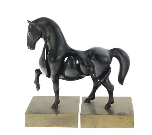 Lote 14 - FRANCISCO BARON (1931-2006) - Escultura/múltiplo em bronze, assinada, série 51/100, título "Caballo Matutino", assente em base de latão com gravações. Escultura/Multiplo similar foi vendida por € 400. Dim: 19x18,8x9,3 cm. Nota: consultar valor i