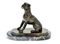 Lote 15 - BOXER - Escultura em bronze, representando "Boxer", assente em base de mármore. Dim: 18x22x12 cm