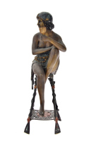 Lote 17 - FIGURA ART DECO - Escultura em latão com patine, representando "Figura Feminina Sentada com Cálice". Dim: 53 cm (altura)