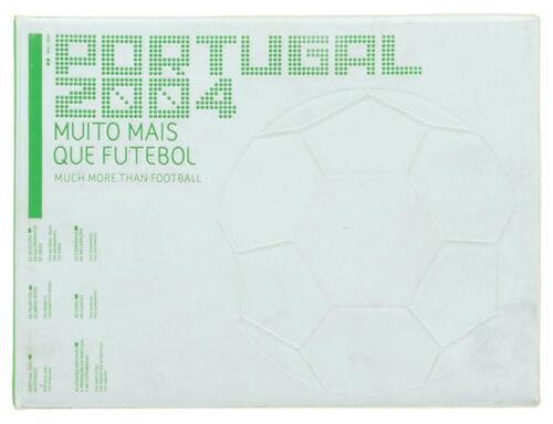 Lote 15 - PORTUGAL 2004 MUITO MAIS QUE FUTEBOL, ÁLBUM - Por Cristina Abranches. Edição Lisboa, 2004, numerada com o nº 715 em 3000. Dim: 21,5x29x3 cm. Encadernação cartonada, plastificada. Nota: sem CD. Sinais de manuseamento.