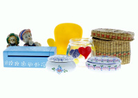 Lote 34 - CONJUNTO DIVERSO - Conjunto de 2 caixas em porcelana, assinada e pintada à mão, uma caixa em verga, potiche em vidro, caixa de madeira pintada, cadeirão suporte de telemóvel, ao qual se juntam um casal de pequenas figuras em marfinite. Nota: Sin