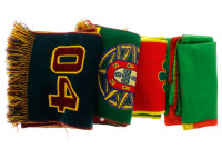 Lote 56 - BANDEIRA,CONJUNTO - conjunto formado por 4 peças tais como uma bandeira de Portugal com dim: 152x98 cm e 3 cachecois de lã de apoio à Selecção Portuguesa de Futebol. sendo um deles do euro 2004. Nota: Ligeiros sinais de uso.