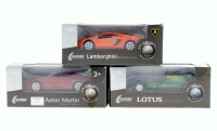 Lote 80 - CARROS MINIATURA AUDI 1:60 - Conjunto de 3 carros miniatura em metal à escala 1:60. Modelos da marca Lamborghini Aventator, Lotus T125 F1 e Aston Martin V12 Vantage. Nota: em caixas próprias e selados.