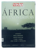 Lote 82 - ÁFRICA 30 ANOS DEPOIS - Angola, Moçambique, Guiné - Bissau, Cabo Verde, São Tomé e Príncipe. Reportagens, Memórias, Mapas, Fotografias. Visão. Encadernação de Brochura ilustrações a cores e preto e branco, 242 págs. Notas: Sinais de manuseament