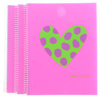 Lote 92 - AGATHA RUIZ DE LA PRADA, MATERIAL DE ESCRITÓRIO - Conjunto de 3 cadernos, lombadas de espiral, de formato A4, pautados. Refª Corações coloridos, Miquelrius. Made in Spain. Nota: Sem uso, apresenta sinais de armazenamento.