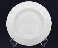 Lote 105 - PRATO EM FAIANÇA - Prato de sopa com decoração monocroma branca. Dim: 23 cm