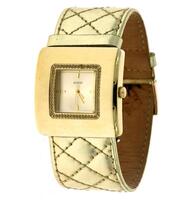 Lote 118 - GUESS, RELÓGIO - relógio de pulso de senhora da marca Guess, modelo Gold Tone Square Refª W95029L1, caixa rectangular com mostrador dourado e bracelete em pele genuina. Preço em ourivesaria de € 90. Caixa de origem. Sinais de uso.