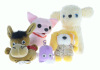 Lote 169 - PELUCHES - Conjunto de 5 bonecos composto por um um antigo cão, a pilhas que ladra e movimenta a mandibula, um carneiro em lã da Serra da Estrela, um pirilampo mágico,, um burro e um peluche de cão. Dim: 20x15cm (maior - Carneiro). Nota: Ligei