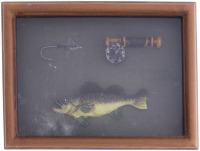 Lote 179 - PESCA - Quadro/Vitrine objetos relacionados com a pesca, sobre fundo com tecido verde, com caixa ou moldura em madeira. Dimensão: 16x21x3,5 cm. Nota: moldura com ligeiras marcas.