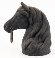 Lote 7 - CABEÇA DE CAVALO - Escultura em ferro representando cabeça de cavalo com argola. Interior com rosca para fixação. Dim: 26x22x15 cm