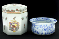 Lote 15 - CAIXA E TAÇA EM PORCELANA - Conjunto de 2 peças, caixa de formato sextavado com decoração policromada com brasões de armas e ornamentos dourados e taça com decoração floral a azul. Dim: 18x14 cm (caixa)