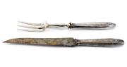 Lote 339 - GARFO E FACA TRINCHANTE ART DECO - Conjunto de garfo e faca trinchante com cabos em casquinha, decoração art deco em relevo. Dim: 31,5 cm (faca). Nota: sinais de uso, oxidação