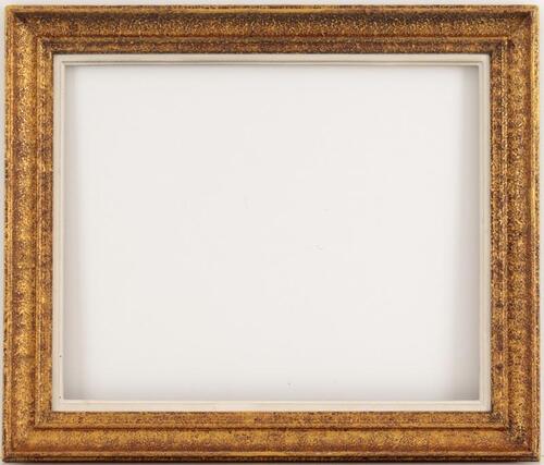 Lote 24 - MOLDURA DE MADEIRA - Moldura de madeira relevada com decoração dourada e friso lacado a branco. Dim: mancha 47x58 cm. Dim: moldura 53x74 cm. Nota: sinais de uso