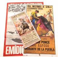 Lote 51 - CARTAZES DE TAUROMAQUIA - Conjunto de 3 cartazes sendo 1 do Cavaleiro Emidio Pinto, 1 de Corrida no Campo Pequeno em 1973 e 1 de corrida em Sevilha. Dim: 100x69 cm (maior). Nota: sinais de manuseamento