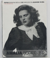 Lote 63 - AMÁLIA RODRIGUES - FOTO BIOGRAFIAS SÉCULO XX, LIVRO - Direcção de Joaquim Vieira. Texto de Cristina Faria. Editora: Círculo de leitores, 2008. Dim: 30x24 cm. Encadernação cartonada com sobrecapa. Nota: exemplar selado