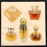 Lote 89 - HAUTE COLLECTION, FRASCOS DE PERFUME MINIATURAS - Eaux de Parfums "Haute Collections", Made in France, total 24,5 ml. Nota: sem uso, com tampa, caixa não selada