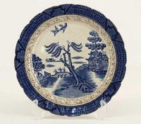 Lote 120 - PRATO EM FAIANÇA INGLESA - Decoração a azul de paisagem oriental com pagodes e figuras. Dim: 21,5 cm. Nota: marcado na base