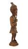 Lote 123 - ARTE AFRICANA, ESCULTURA - Em madeira representando figura com cachimbo. Dim: 37,5 cm - 2