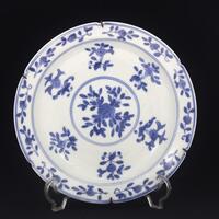 Lote 130 - PRATO EM PORCELANA ORIENTAL - Decoração floral a azul, marcado na base. Dim: 20 cm (diâmetro)