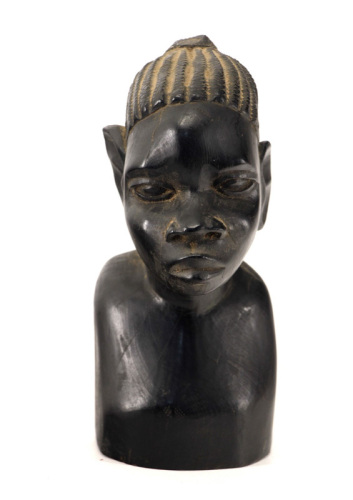 Lote 133 - ARTE AFRICANA, ESCULTURA - Em pau preto representando busto feminino. Dim: 23 cm