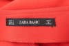 Lote 142 - ZARA BASIC, VESTIDO - Modelo em tecido vermelho, sem mangas, com cinto e decote em V, costas com fecho. Tamanho S. Nota: sinais de uso - 4