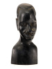 Lote 143 - ARTE AFRICANA, ESCULTURA - Em pau preto representando busto masculino. Dim: 24 cm