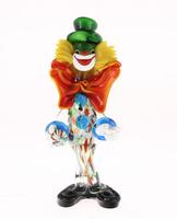 Lote 174 - PALHAÇO EM VIDRO MURANO - Made in Italy, escultura em vidro Murano com selo de garantia de autenticidade, em forma de palhaço com decoração policromada. Dim: 26 cm (altura). Nota: base apresenta colagem