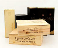 Lote 177 - CAIXAS DE VINHOS E BEBIDAS - Conjunto de 7 caixas sendo 2 em madeira, 3 em madeira e cartão e 2 em cartão de variadas marcas. Dim: 33x30x10 cm (maior). Nota: caixas vazias