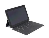 Lote 178 - MICROSOFT TABLET - Modelo Surface, sistema operativo Window RT, 32 Gb, com capa teclado, écran 12,5 ". Dim: 17x27 cm. Nota: sinais de uso, não testado, base com risco