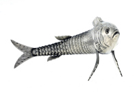 Lote 184 - PEIXE EM PRATA PORTUGUESA 833 - Escultura articulada em for a de peixe com decoração cinzelada e olhos em pedraria. Peso: 30 g. DIM: 13 cm. Nota: com marcas de contraste