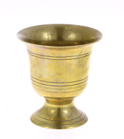 Lote 186 - TAÇA EM LATÃO - Taça de pé com decoração relevada. Dim: 10x9 cm