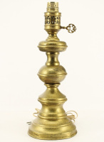 Lote 197 - CANDEEIRO DE MESA - Em forma de tocheiro em metal pintado de dourado. Dim: 45 cm