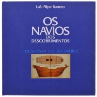 Lote 58 - FILATELIA - LIVRO “OS NAVIOS DOS DESCOBRIMENTOS / THE SHIPS OF THE DISCOVERIES" - Luís Filipe Barreto, Lisboa, Edição do Clube do Coleccionador dos Correios, CTT, 1991. Ilustrações em extra-texto. Conserva todos os selos e uma prova de cor de um